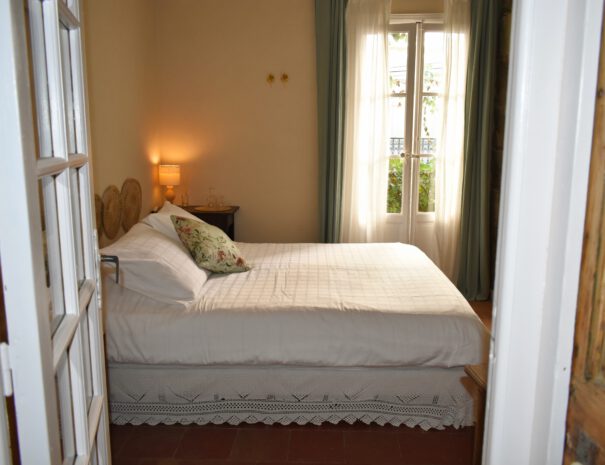 Bedroom with double bed Casa Thau Marseillan