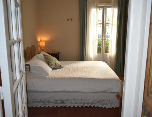 Bedroom with double bed Casa Thau in Marseillan