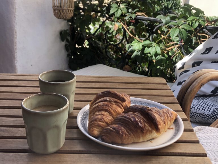 Croissants and coffee at the terrace of holiday home Casa Thau Marseillan
